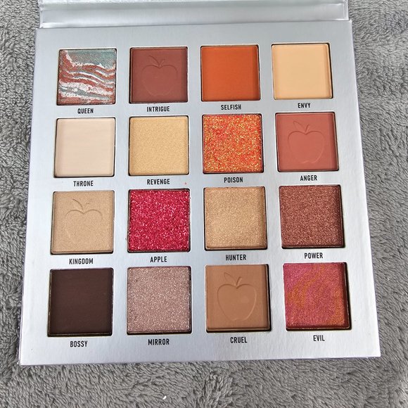 Disney Villains x Catrice Cosmetics Evil Queen 16 Eyeshadow Palette Snow White - Picture 6 of 14